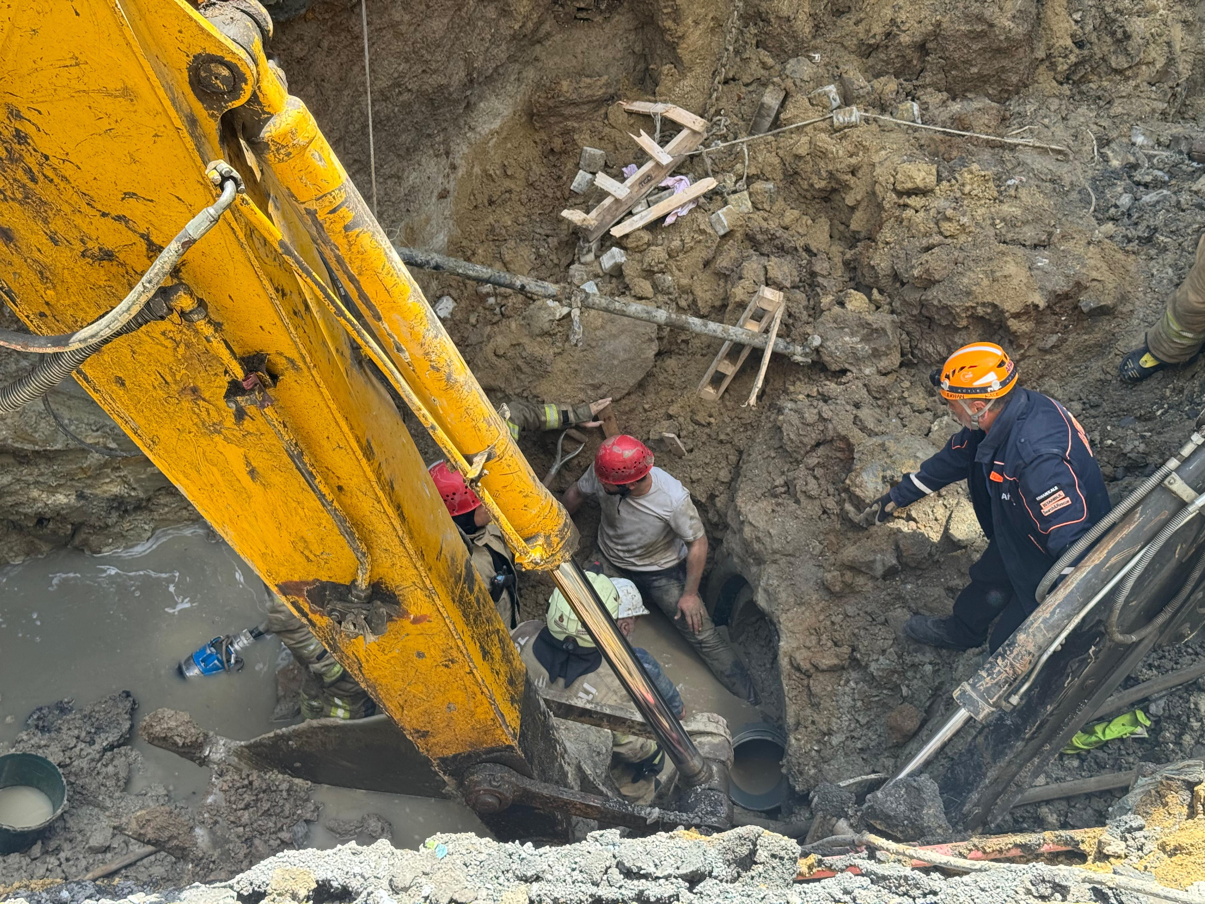 İstanbul'da kanalizasyon çalışmasında göçük! Bir işçi mahsur kaldı