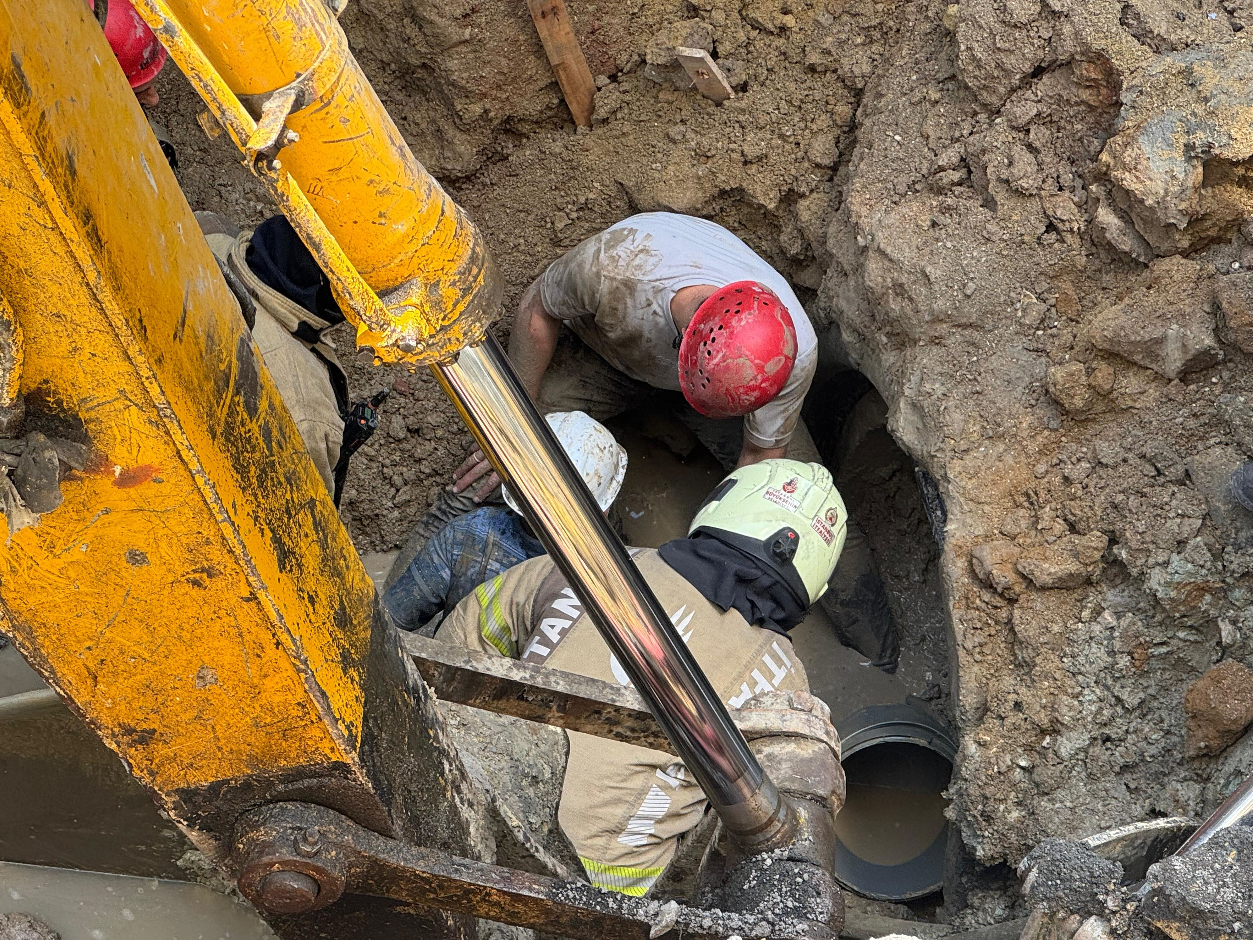 İstanbul'da kanalizasyon &ccedil;alışmasında g&ouml;&ccedil;&uuml;k! Bir iş&ccedil;i mahsur kaldı - 2. Resim