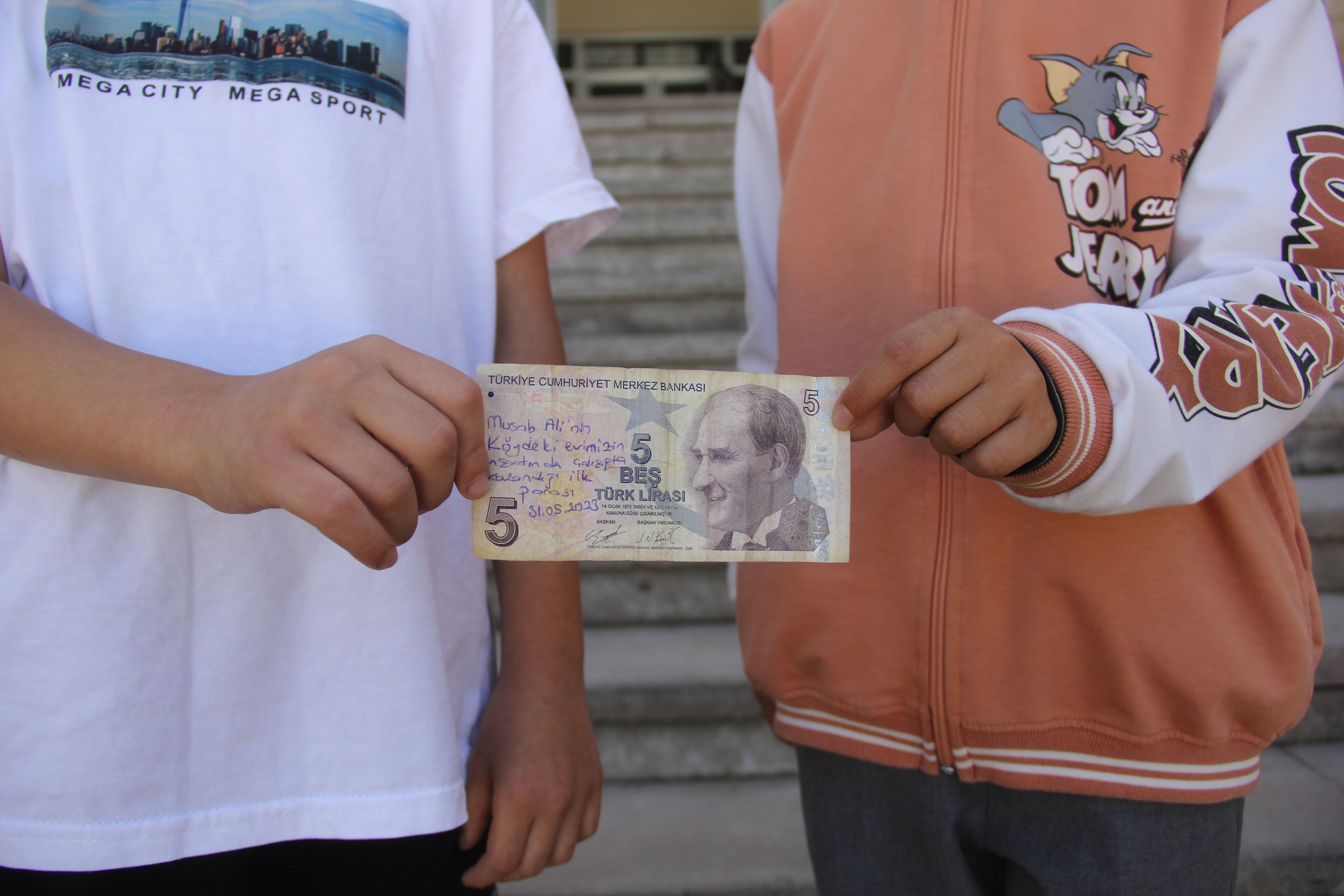 Kantinden aldığı paradaki notu fark etti, herkesi harekete geçirdi! Zehra'nın dikkati herkesi duygulandırdı - 1. Resim