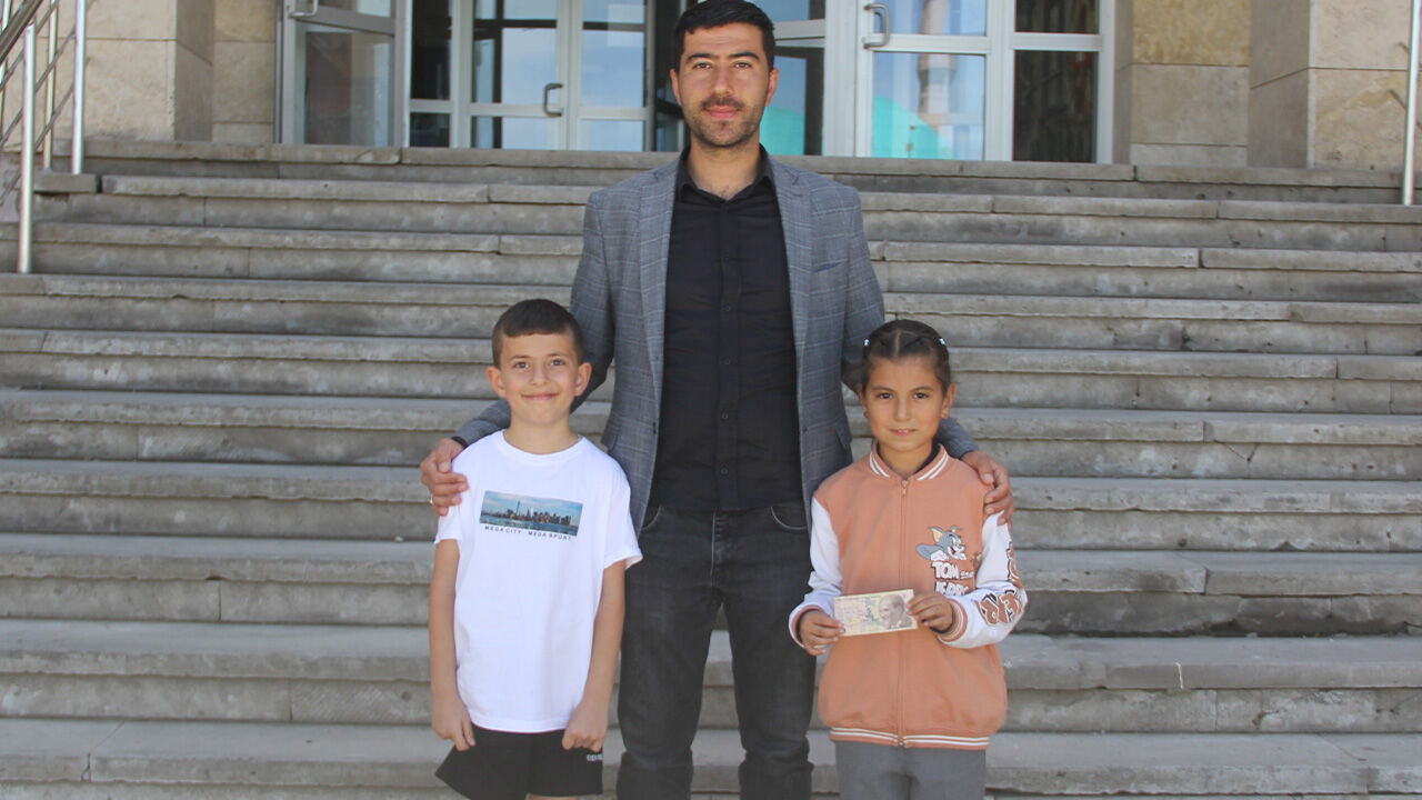 Kantinden aldığı paradaki notu fark etti, herkesi harekete geçirdi! Zehra'nın dikkati herkesi duygulandırdı - 2. Resim