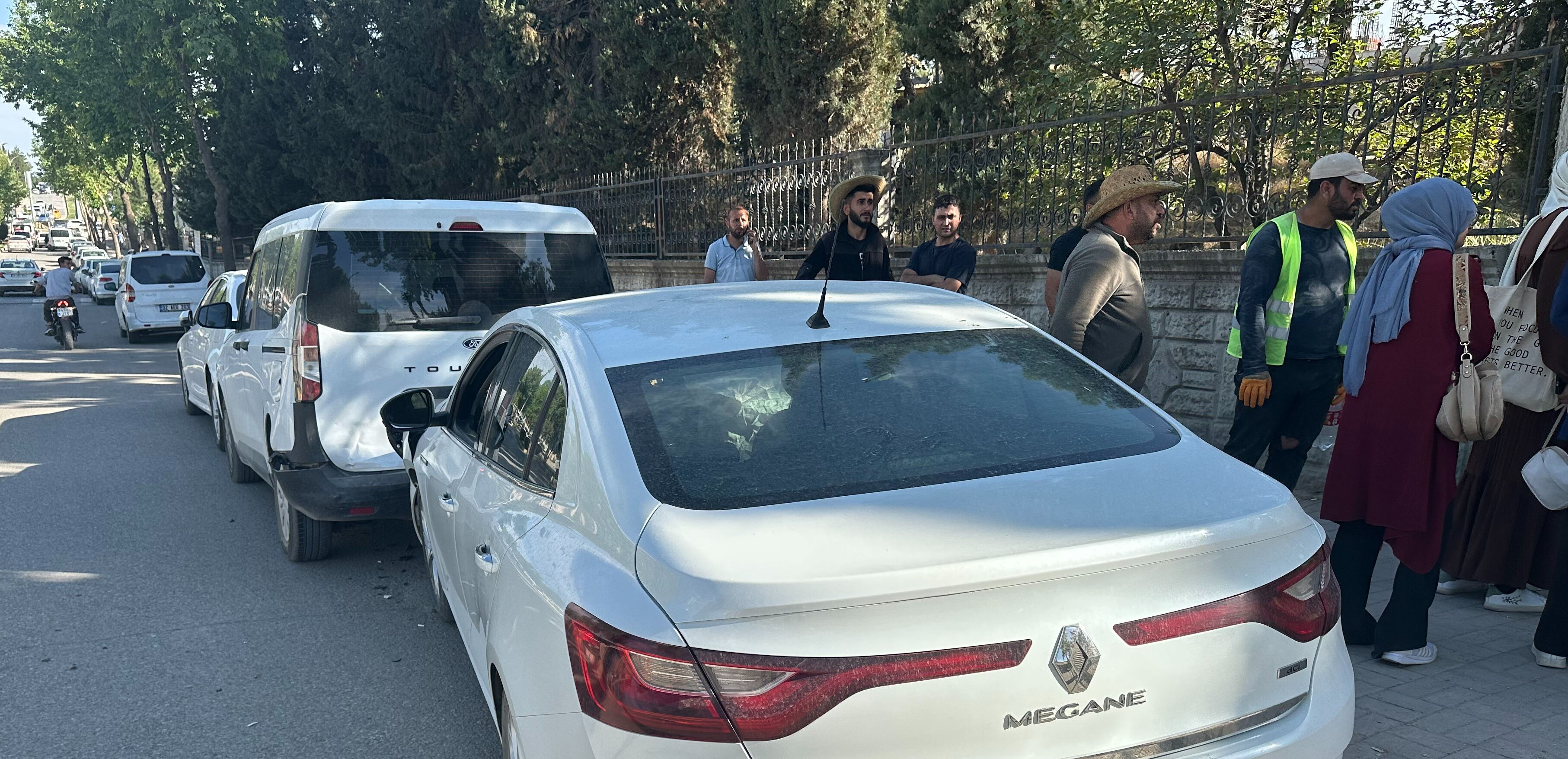 Kontrol çıkan araç, park halindeki otomobillere çarptı - 1. Resim