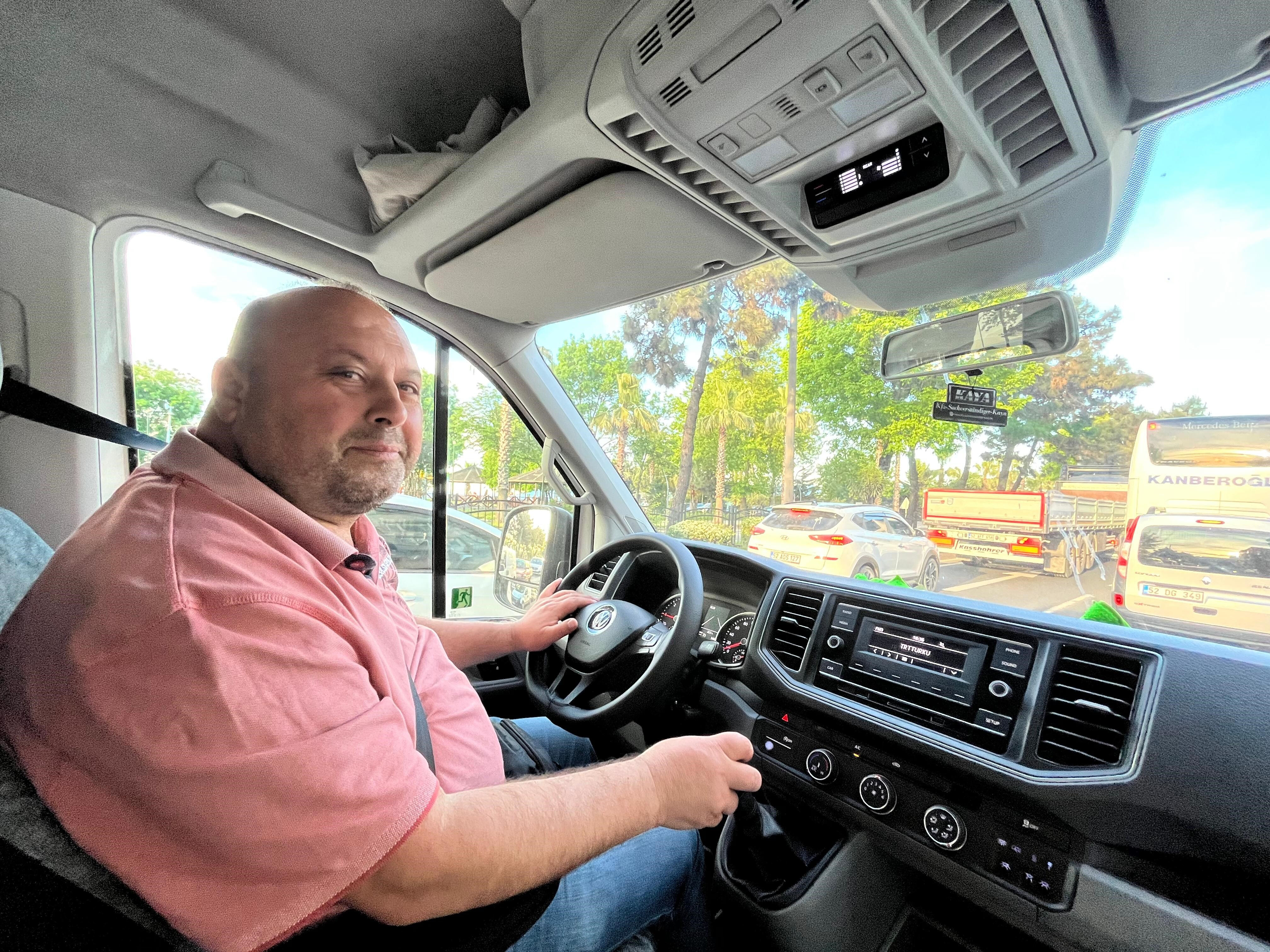 Almanya'daki işini bırakıp Türkiye'de dolmuşçu oldu! Marmara Depremi sonrası gittiği gurbetten 26 sonra bu yüzden dönmüş... - 2. Resim