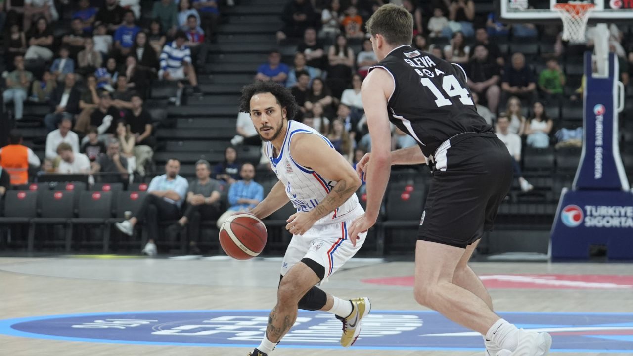 Anadolu Efes'ten kritik galibiyet! Beşiktaş'ın rakibi Galatasaray oldu Anadolu Efes'ten kritik galibiyet! Beşiktaş'ın rakibi Galatasaray oldu