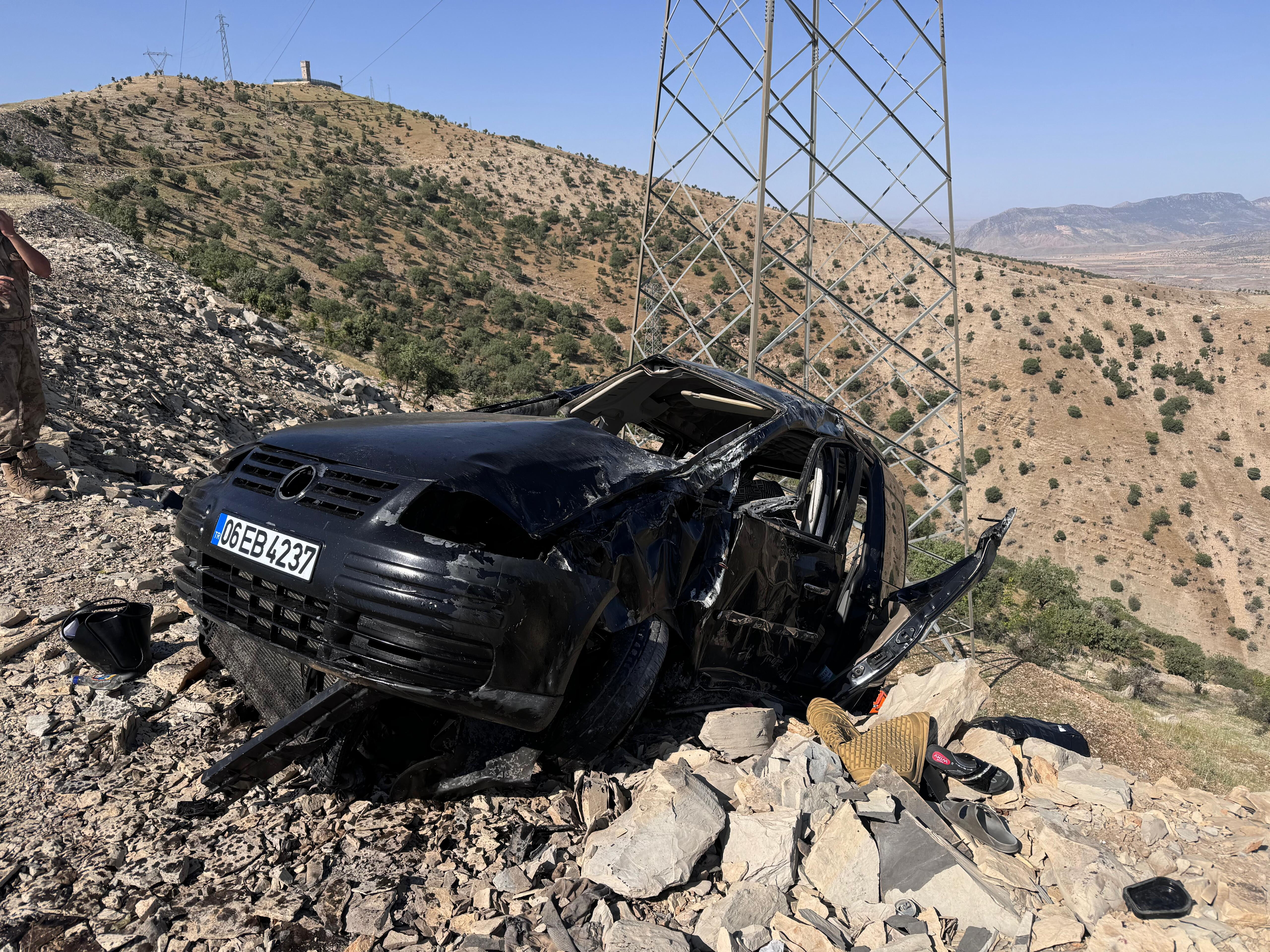 Araç şarampole uçtu, bir aile yok oldu! Ölü ve yaralılar var - 1. Resim