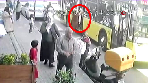 Avcılar'da faciaya ramak kala! Yüreklerin ağza geldiği anlar kamerada - 2. Resim