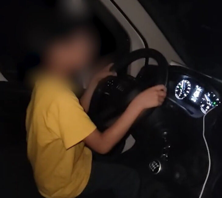 Bu nasıl sorumsuzluk! 10 yaşındaki çocuğuna yaptırdı, paylaşımıyla kendini ifşa etti - 1. Resim