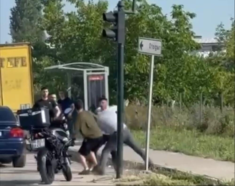 Bursa'da yolu boks ringine çevirdiler! O anlar kamerada - 1. Resim