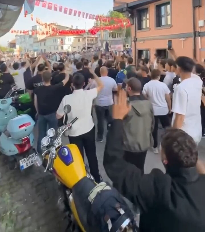 Bursaspor taraftarından Mudanya Belediye Başkanı'na "Fenerbahçe" tepkisi! İstifasını istediler - 2. Resim