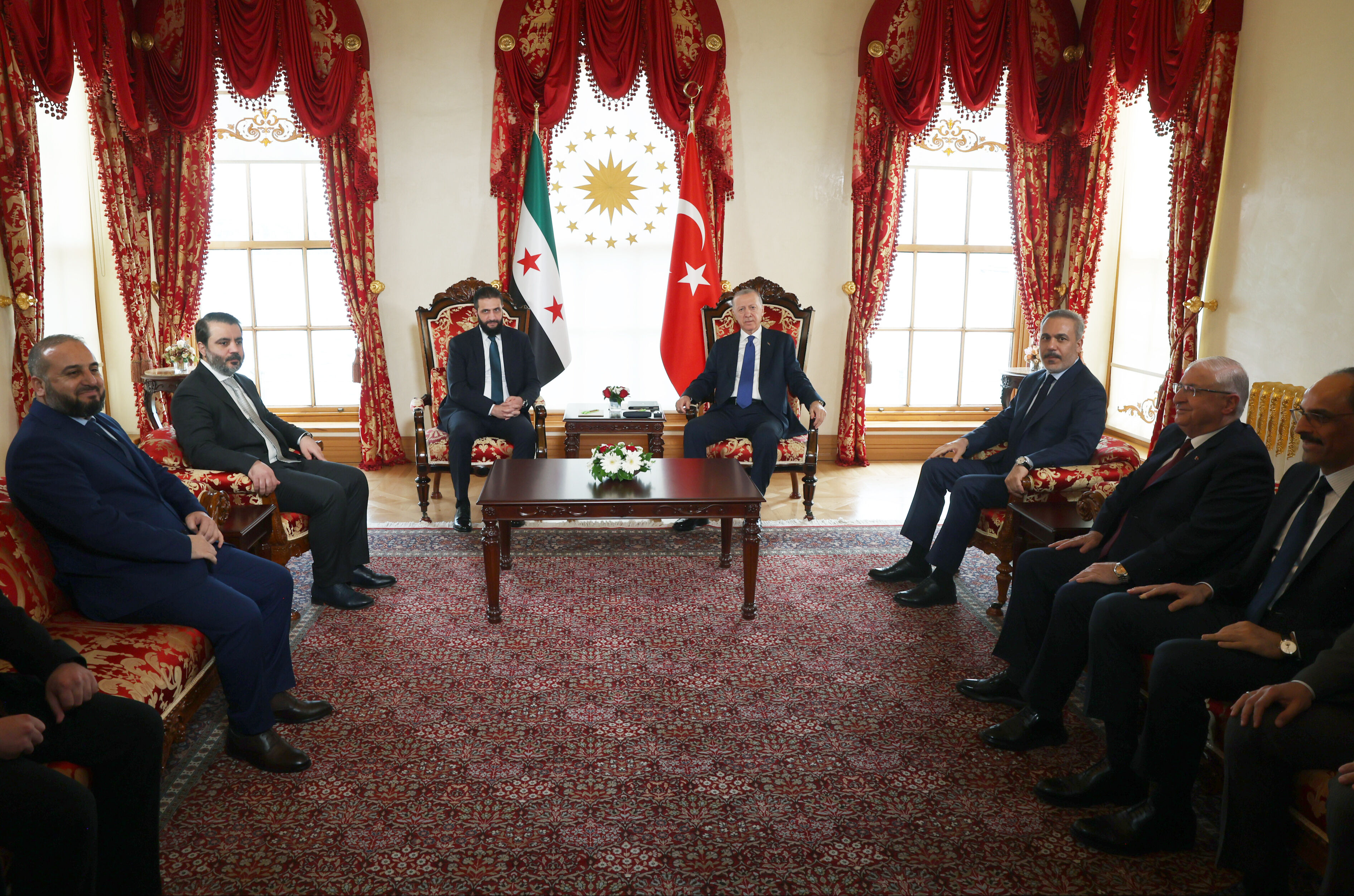 Cumhurbaşkanı Erdoğan, Suriye lideri Şara'yı İstanbul'da kabul etti - 2. Resim