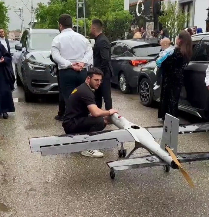 Daha önce böylesini görmediniz! Düğün konvoyunun önünü İHA ile kestiler - 4. Resim