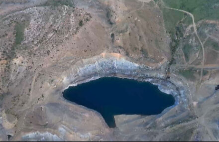 Eskiden madem ocağıydı, şimdi bir k&ouml;y&uuml;n su ihtiyacını karşılıyor! &Ccedil;ukurun altında bir anda fışkırdı - 2. Resim
