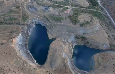 Eskiden madem ocağıydı, şimdi bir k&ouml;y&uuml;n su ihtiyacını karşılıyor! &Ccedil;ukurun altında bir anda fışkırdı - 1. Resim