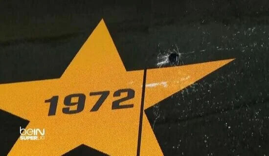 Galatasaray'ın takım otobüsüne taşla saldırı! - 1. Resim