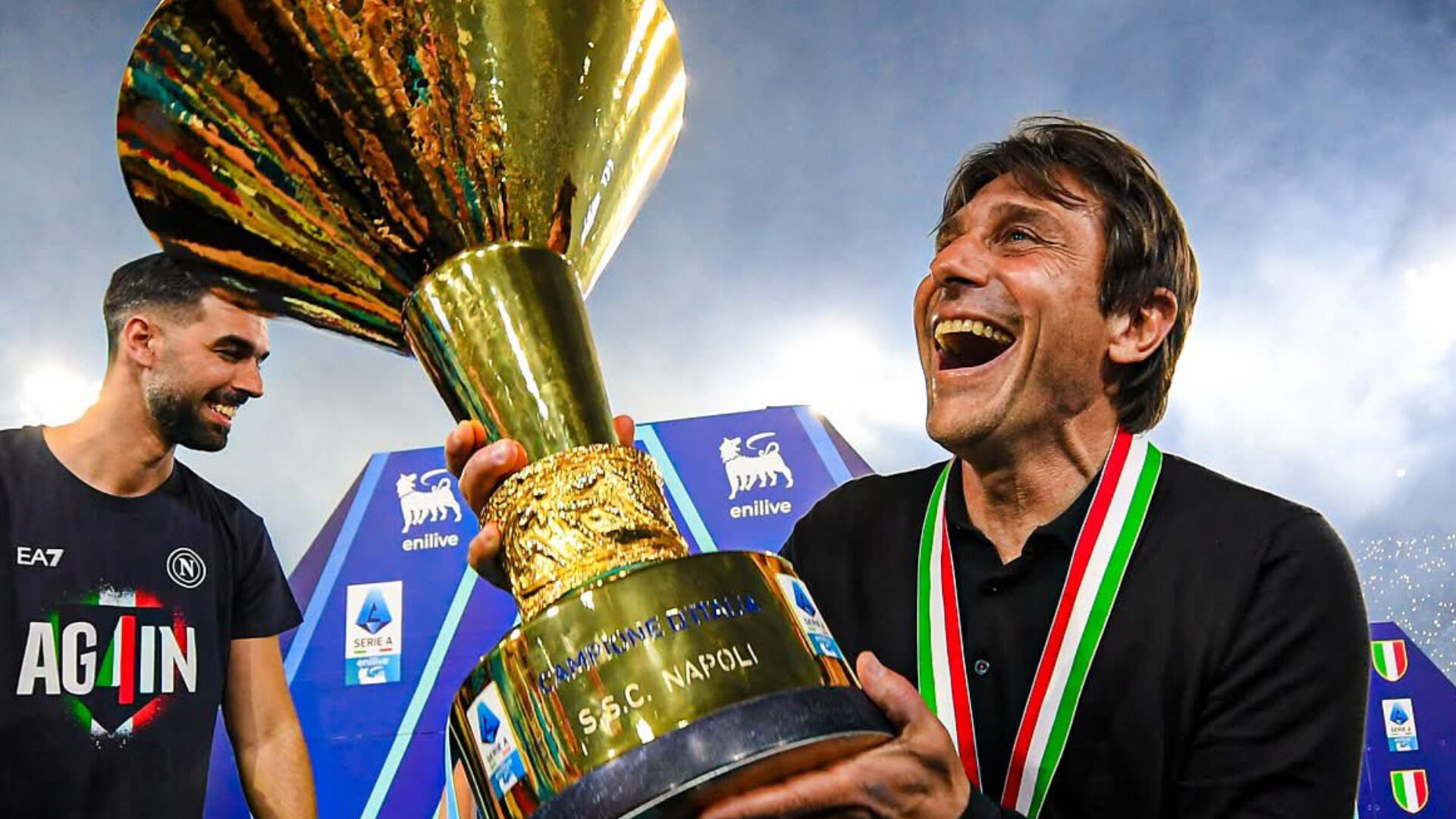 İtalya'da çılgın şampiyonluk kutlaması: Onlarca kişi yaralandı, şehir adeta yandı! - 2. Resim