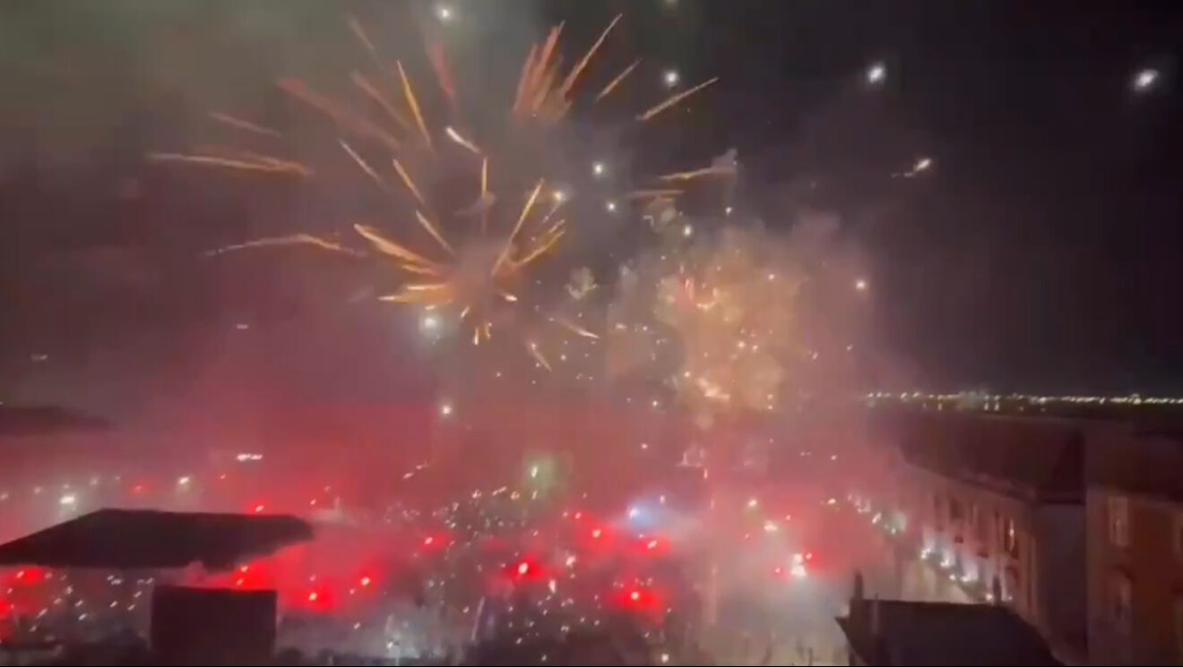 İtalya'da çılgın şampiyonluk kutlaması: Onlarca kişi yaralandı, şehir adeta yandı! - 1. Resim