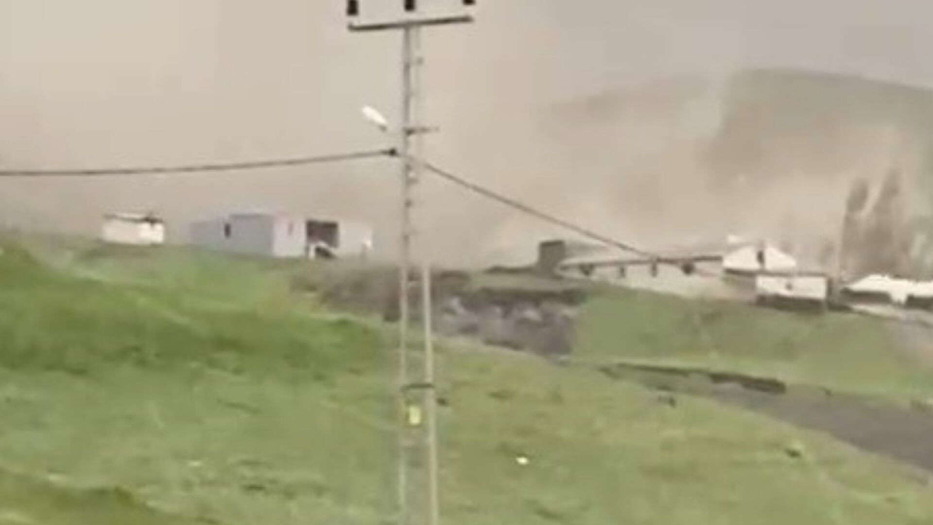 Kars'ta fırtına felaketi! Çatılar uçtu, evleri başlarına yıkıldı... - 1. Resim