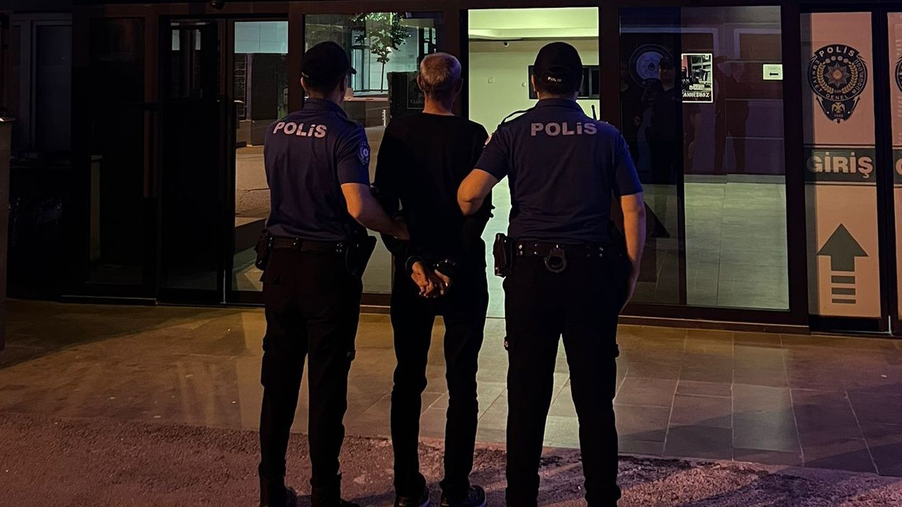 Kocaeli'de 27 yıl 6 ay hapis cezası bulunan hükümlü yakalandı Kocaeli'de 27 yıl 6 ay hapis cezası bulunan hükümlü yakalandı