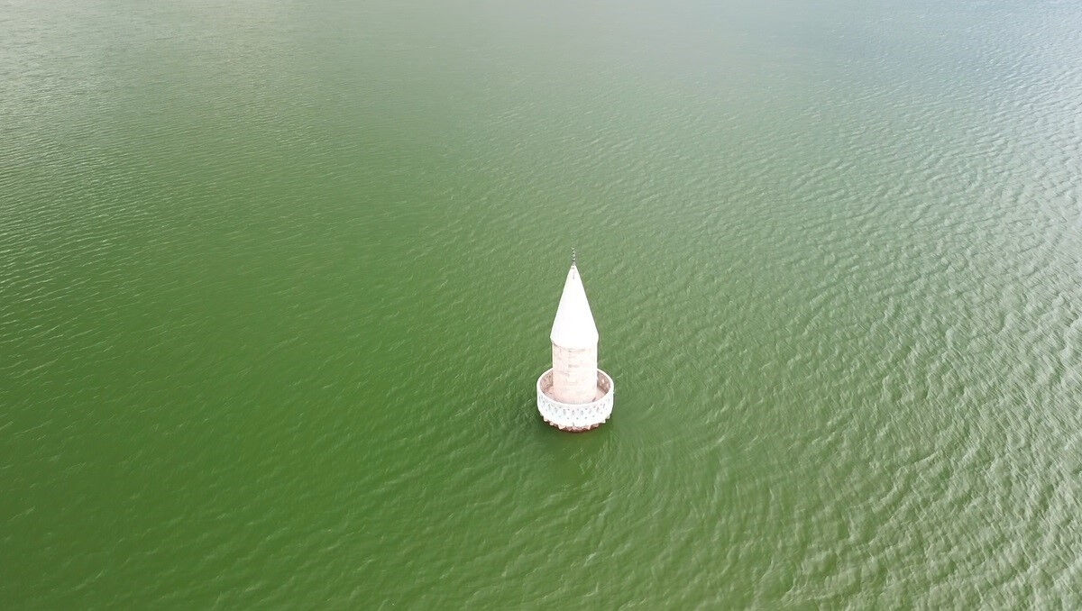 Sarıkamış'ta acı olay: Baraj kapıları kapatıldı, bir köy sular altında kaldı! Geriye sadece minare kaldı... - 1. Resim