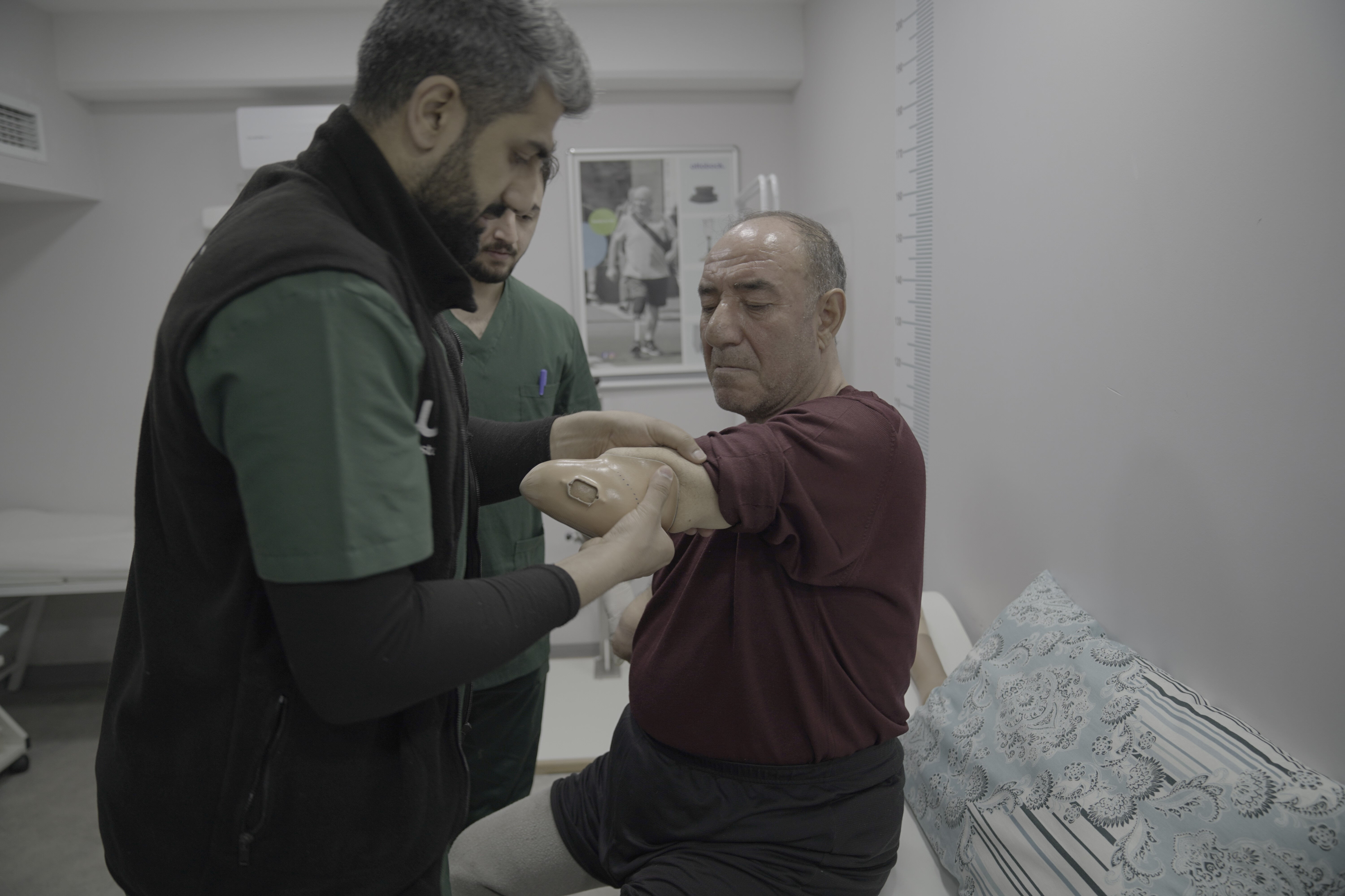 Üç uzvunu kaybetti, protezlerle hayata tutundu - 2. Resim