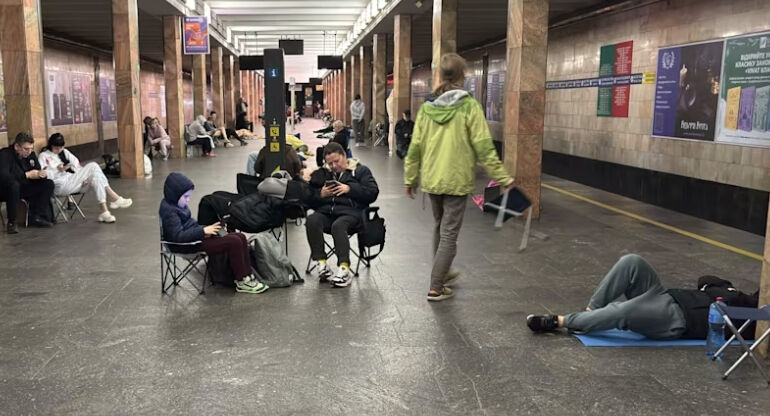 Ukrayna'nın başkenti Kiev'e füze yağdı: Siviller metro istasyonlarına sığındı - 2. Resim