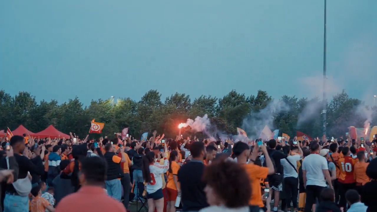 Yenikapı’da Galatasaray coşkusu! 60 bin taraftar Göztepe maçını dev ekrandan izledi Yenikapı’da Galatasaray coşkusu! 60 bin taraftar Göztepe maçını dev ekrandan izledi