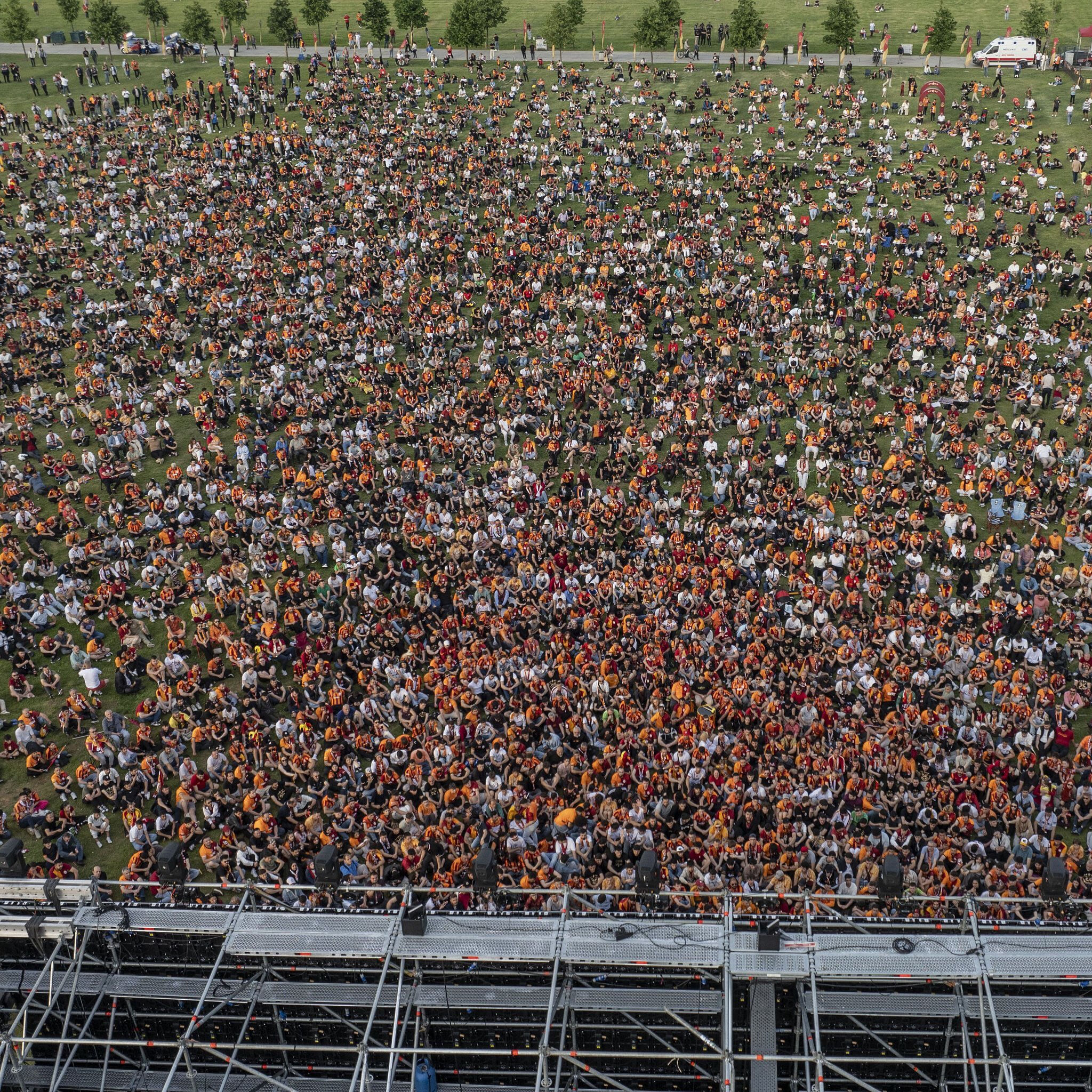 Yenikapı’da Galatasaray coşkusu! 60 bin taraftar Göztepe maçını dev ekrandan izledi - 1. Resim
