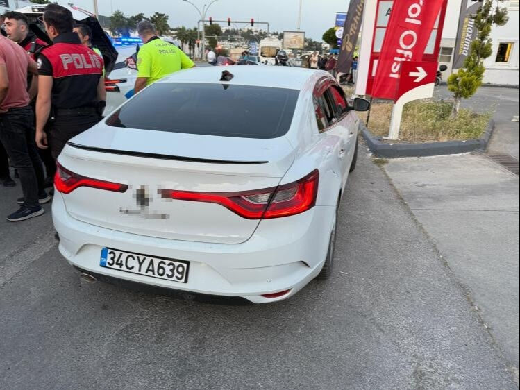 135 promil alkolle trafikte makas attı! İşlem yapan polislere saldıran 3 şüpheliye ters kelepçe - 3. Resim