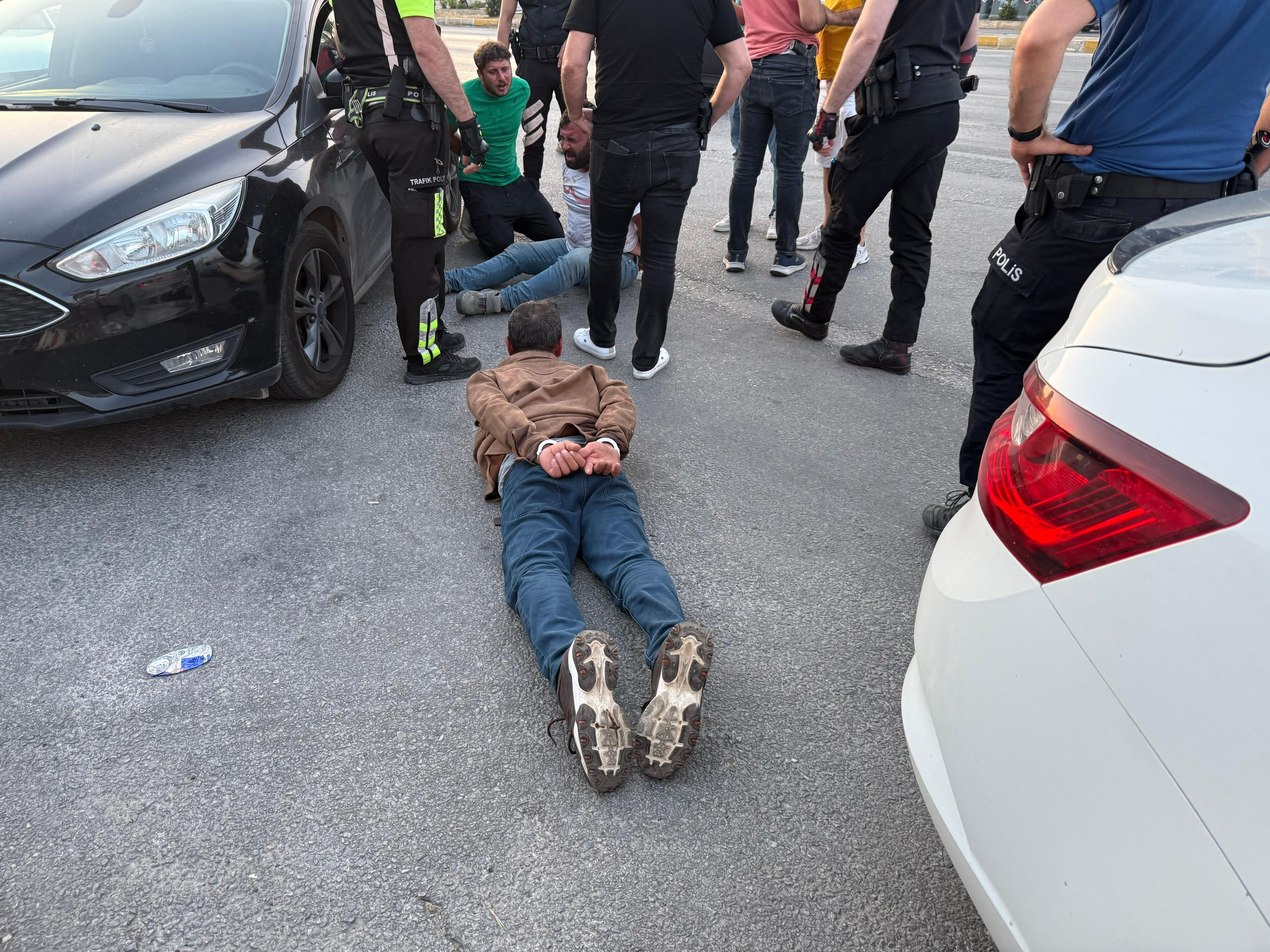 135 promil alkolle trafikte makas attı! İşlem yapan polislere saldıran 3 şüpheliye ters kelepçe - 1. Resim