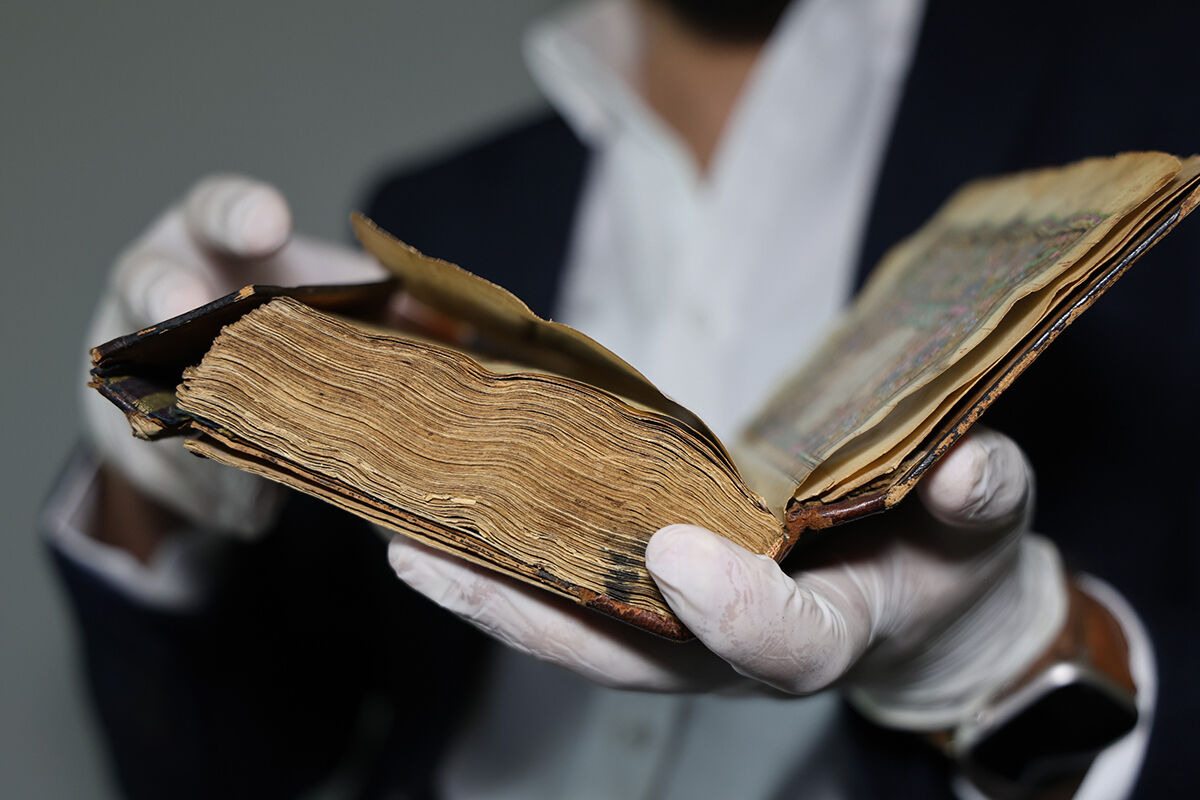 200 yıl önce 24 ayar altınla süslendi, sadece bir kişiye hediye edecek! Tarihi Kur'an-ı Kerim mushafını ilk defa çıkardı - 9. Resim