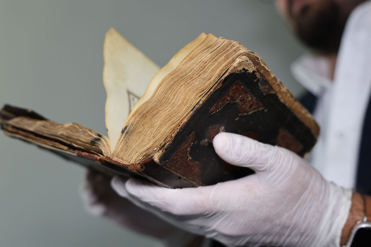 200 yıl önce 24 ayar altınla süslendi, sadece bir kişiye hediye edecek! Tarihi Kur'an-ı Kerim mushafını ilk defa çıkardı - 8. Resim