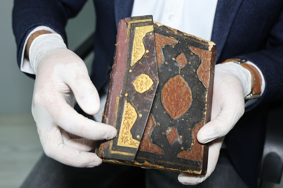200 yıl önce 24 ayar altınla süslendi, sadece bir kişiye hediye edecek! Tarihi Kur'an-ı Kerim mushafını ilk defa çıkardı - 3. Resim