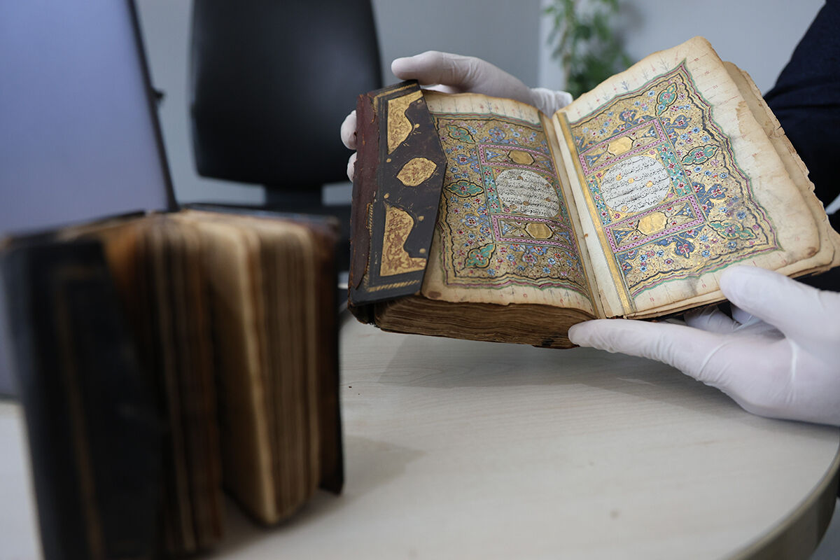 200 yıl önce 24 ayar altınla süslendi, sadece bir kişiye hediye edecek! Tarihi Kur'an-ı Kerim mushafını ilk defa çıkardı - 5. Resim