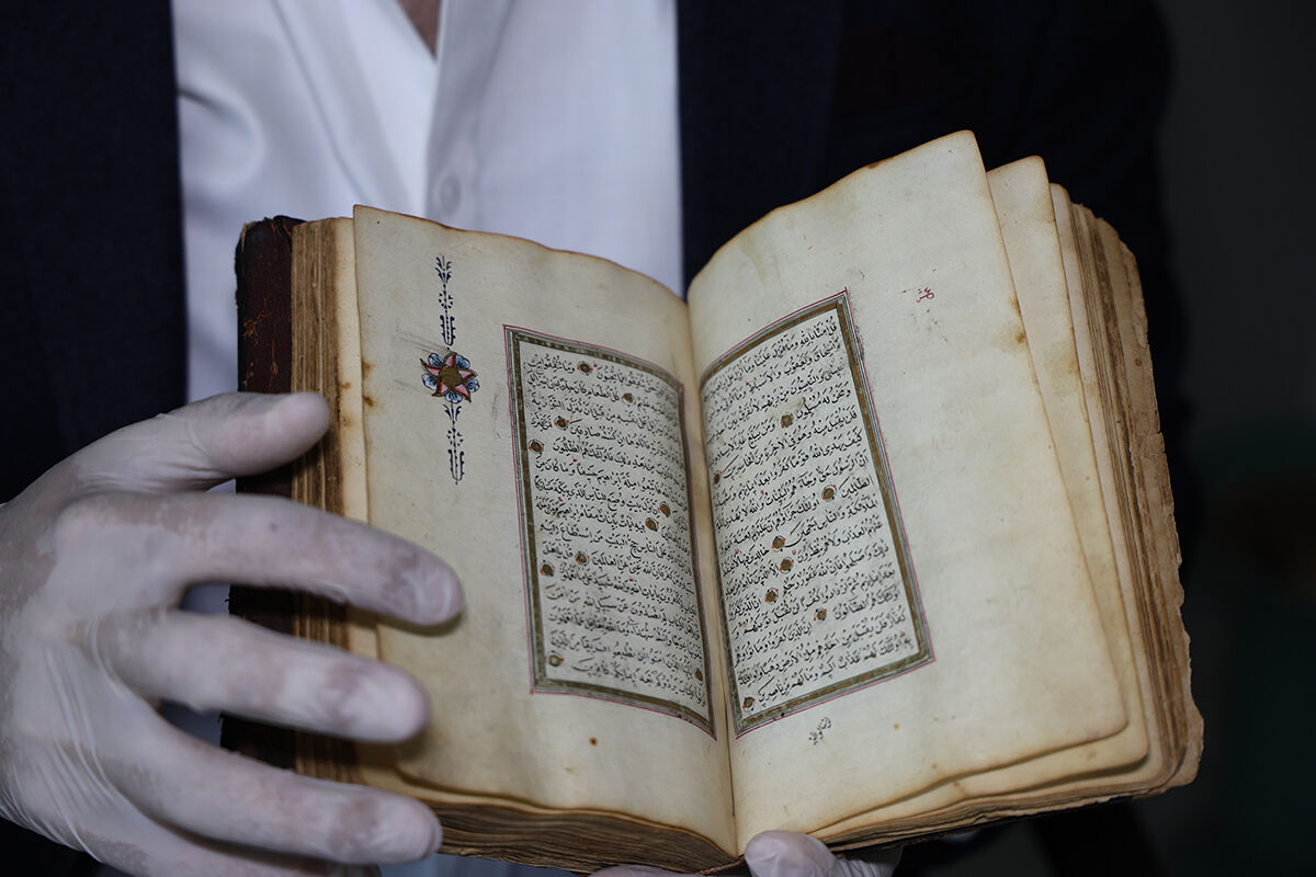 200 yıl önce 24 ayar altınla süslendi, sadece bir kişiye hediye edecek! Tarihi Kur'an-ı Kerim mushafını ilk defa çıkardı - 7. Resim