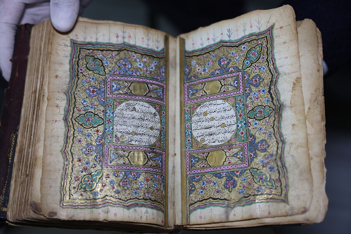 200 yıl önce 24 ayar altınla süslendi, sadece bir kişiye hediye edecek! Tarihi Kur'an-ı Kerim mushafını ilk defa çıkardı - 1. Resim