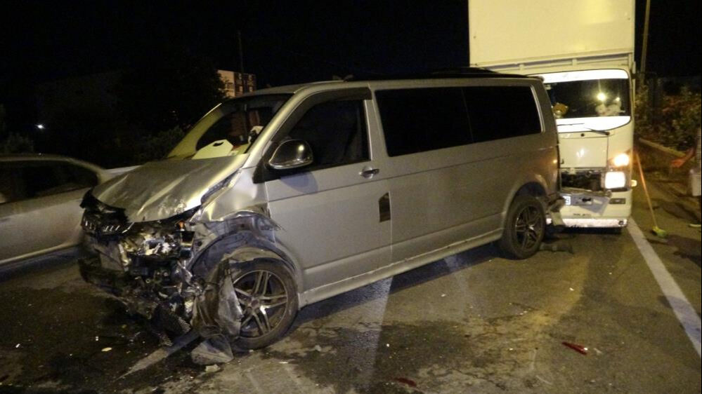 Antalya'da 5 araç birbirine girdi: Yaralılar var - 1. Resim