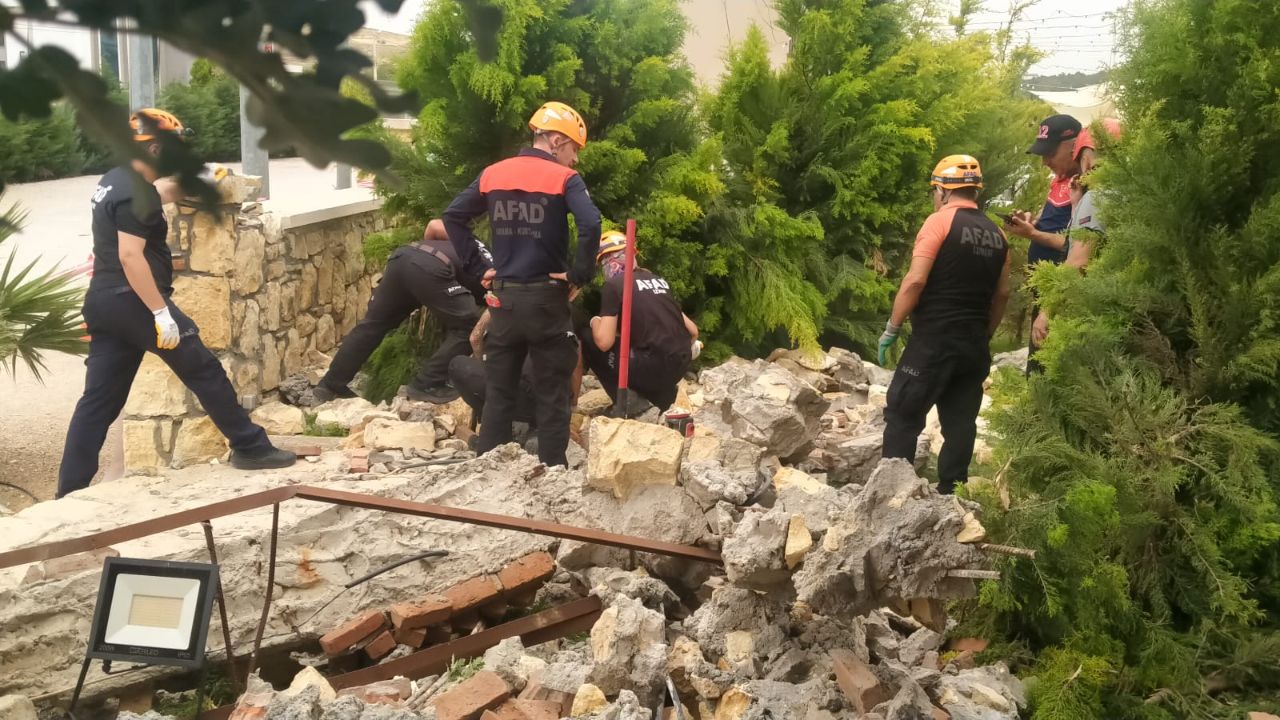 Düğün salonunda facia! Beton kemer yıkıldı, doktor öldü, eşi yaralandı Düğün salonunda facia! Beton kemer yıkıldı, doktor öldü, eşi yaralandı