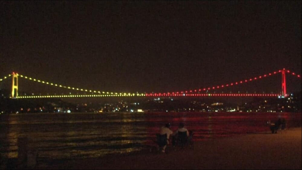 Fatih Sultan Mehmet Köprüsü sarı kırmızıya büründü - 1. Resim