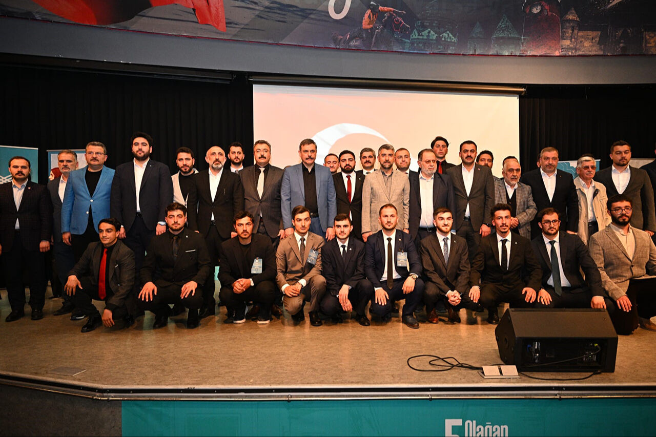 Gençler salona sığmadı! Erzurum'da Türkiye Gençlik Vakfı toplantısına yoğun katılım - 2. Resim