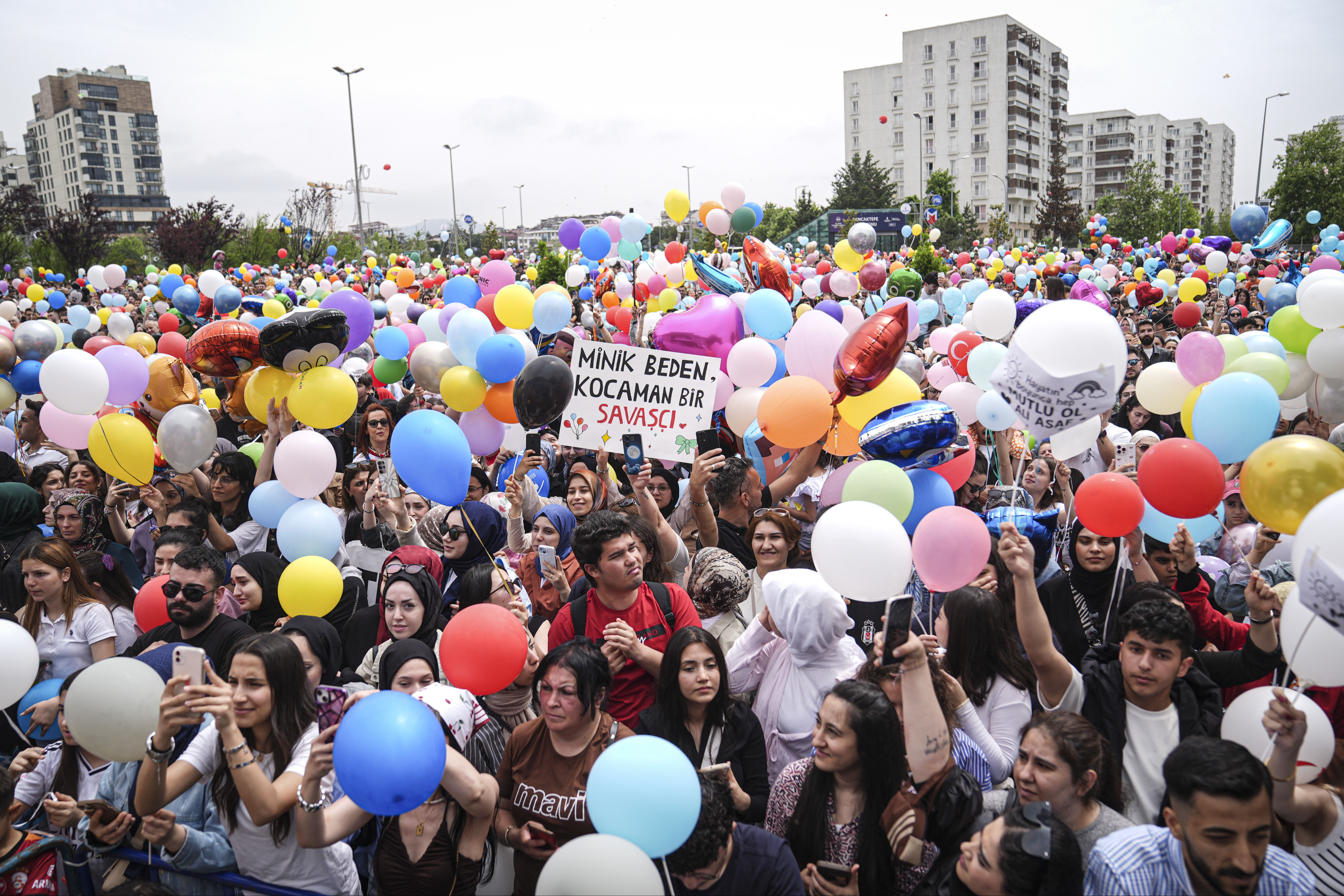 Günün en güzel haberi Sancaktepe'den... 'Gelir misiniz?' dediler yüzlerce kişi Ali Asaf için balon uçurdu - 2. Resim