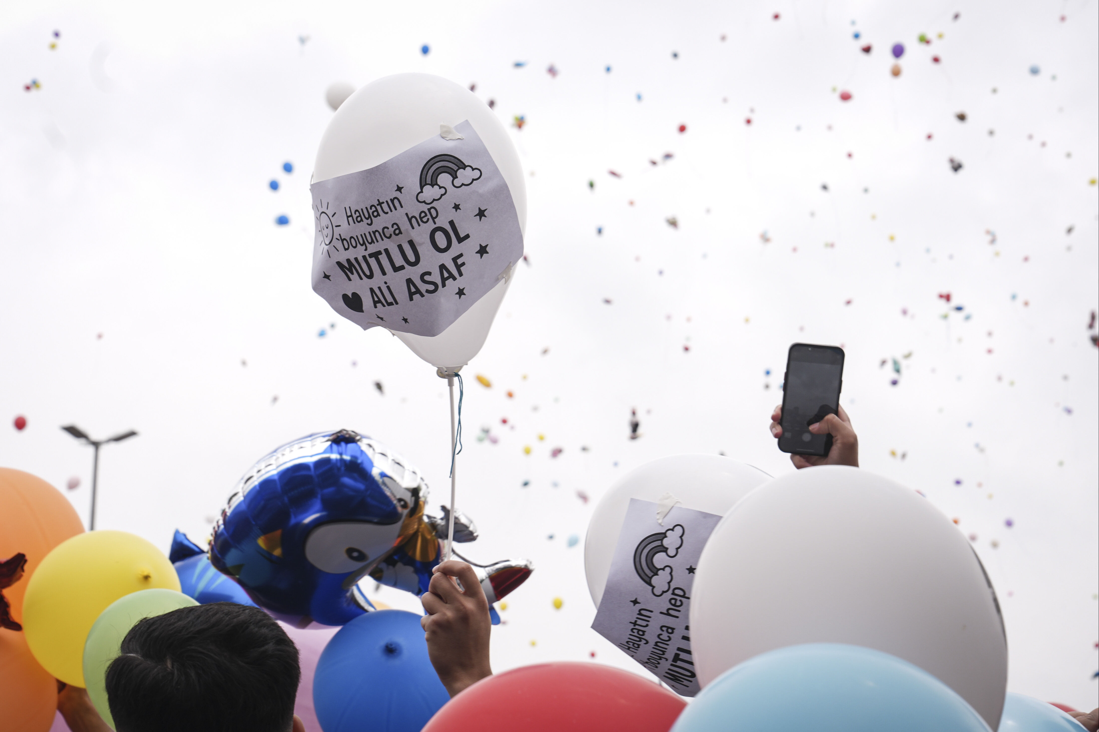 Günün en güzel haberi Sancaktepe'den... 'Gelir misiniz?' dediler yüzlerce kişi Ali Asaf için balon uçurdu - 4. Resim