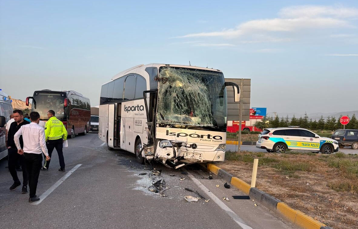 Isparta-Afyon yolunda can pazarı: İki otob&uuml;s &ccedil;arpıştı - 1. Resim