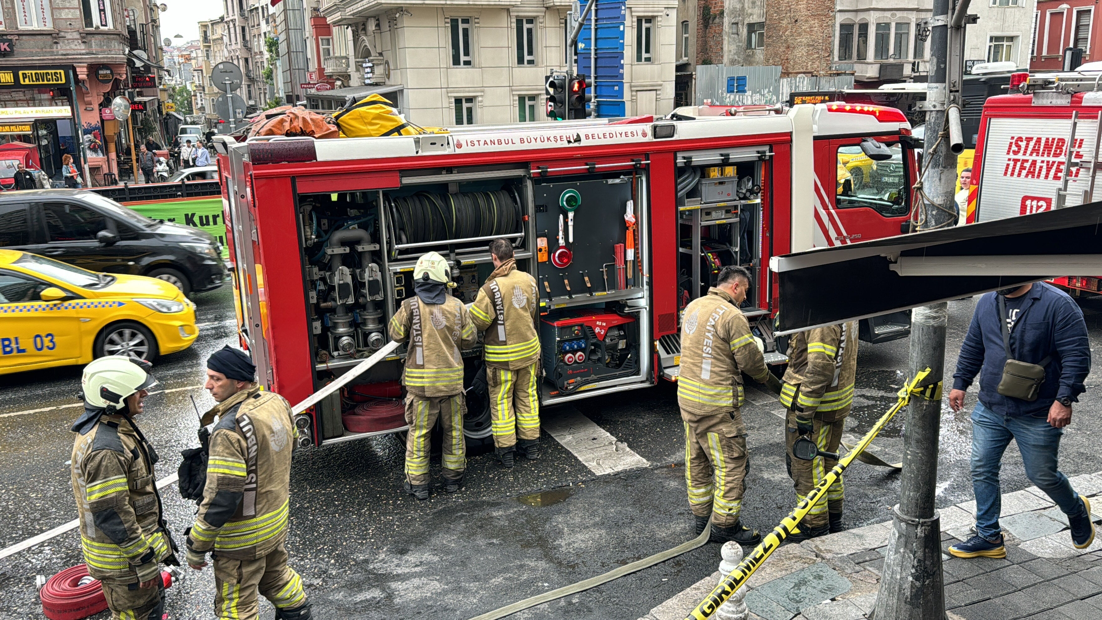 İstanbul'da 6 katlı binada yangın paniği! Mahsur kalan 2 kişi kurtarıldı - 1. Resim