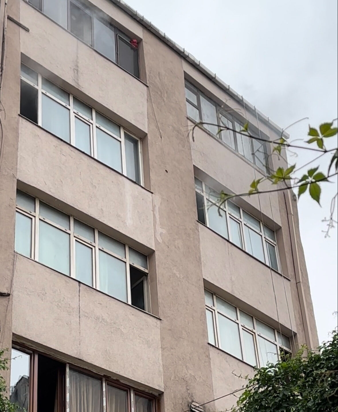 İstanbul'da 6 katlı binada yangın paniği! Mahsur kalan 2 kişi kurtarıldı - 1. Resim