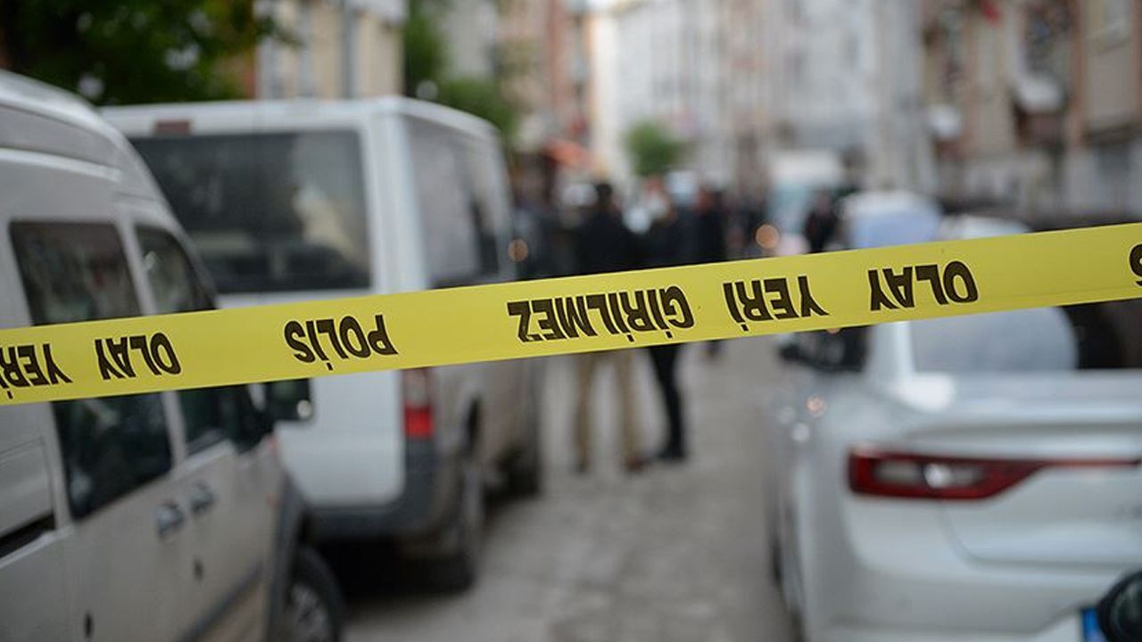 İstanbul'da polise bıçaklı saldıran şahıs vurularak etkisiz hale getirildi İstanbul'da polise bıçaklı saldıran şahıs vurularak etkisiz hale getirildi