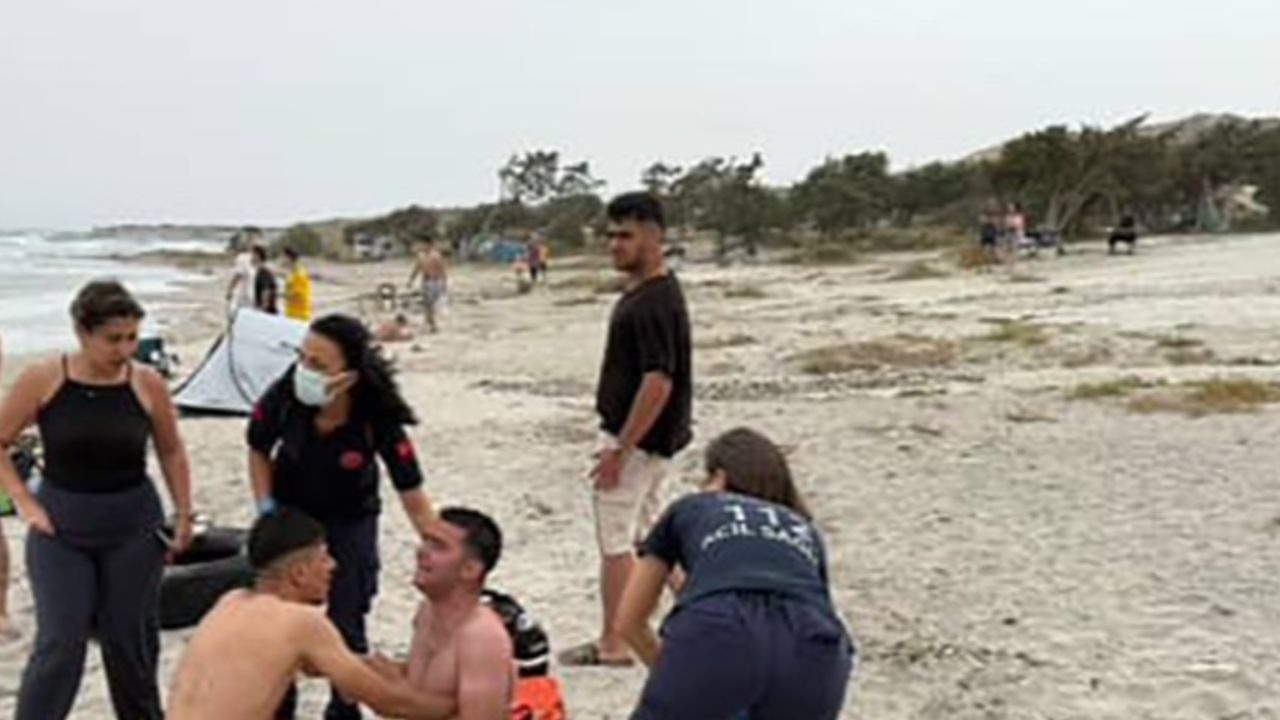 İzmir'de denize giren genç boğuldu, arkadaşları kriz geçirdi İzmir'de denize giren genç boğuldu, arkadaşları kriz geçirdi