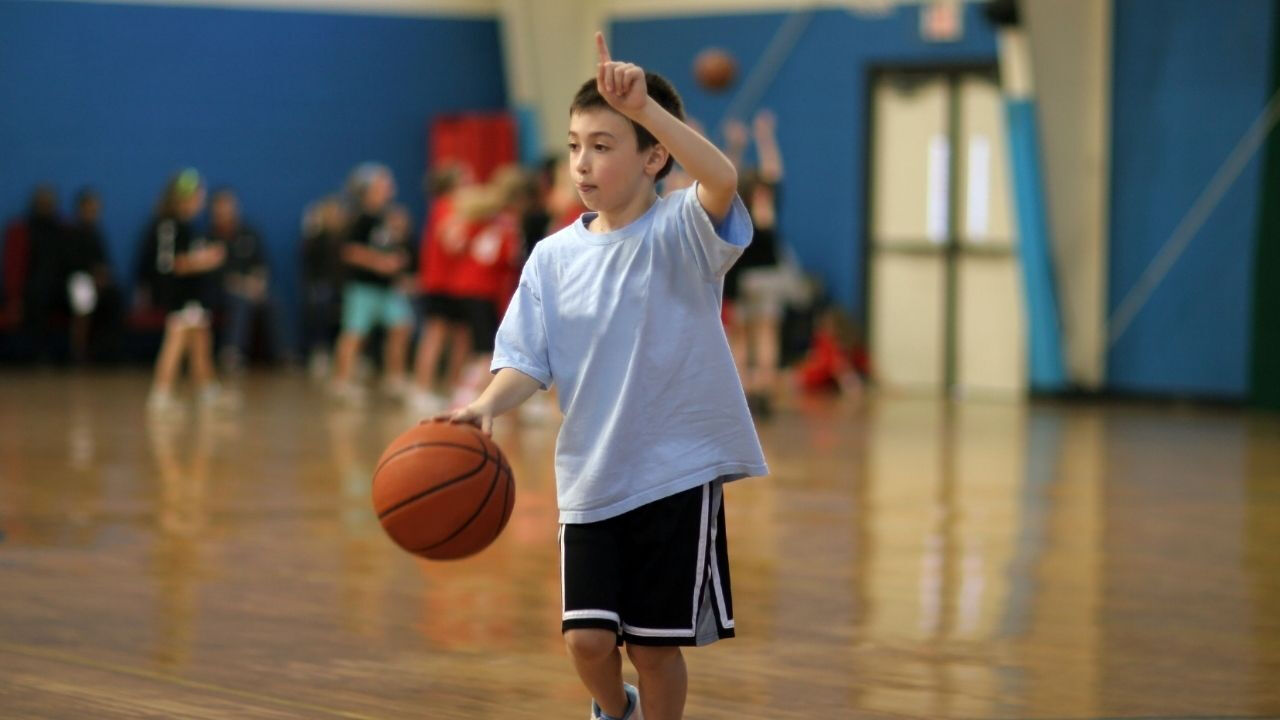 K&uuml;&ccedil;&uuml;k yaşta basketbol oynamak boyu uzatır mı?