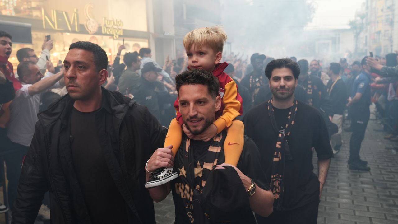 Mertens'ten duygusal veda: Gözyaşları sel oldu Mertens'ten duygusal veda: Gözyaşları sel oldu