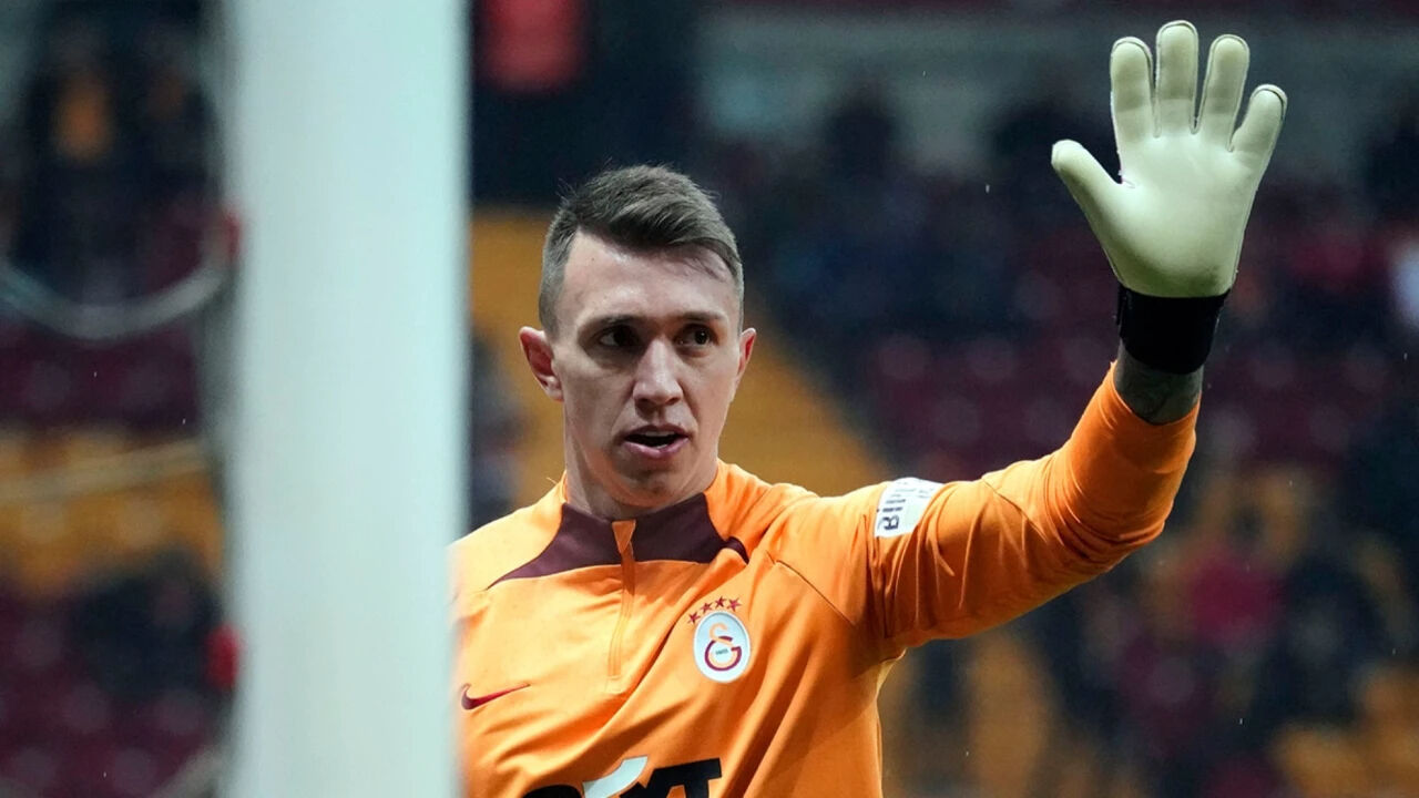 Muslera Galatasaray'dan gitti mi? Taraftarların gözü Muslera'da! - 3. Resim