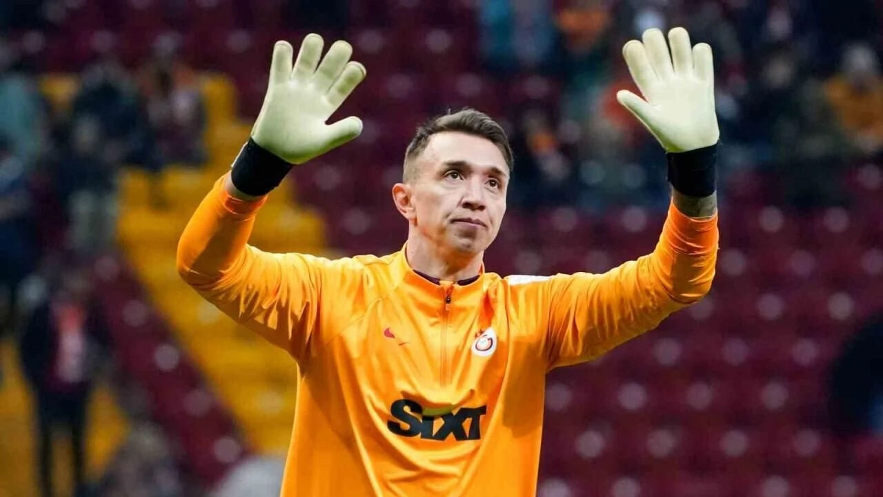 Muslera Galatasaray'dan gitti mi? Taraftarların gözü Muslera'da! - 1. Resim