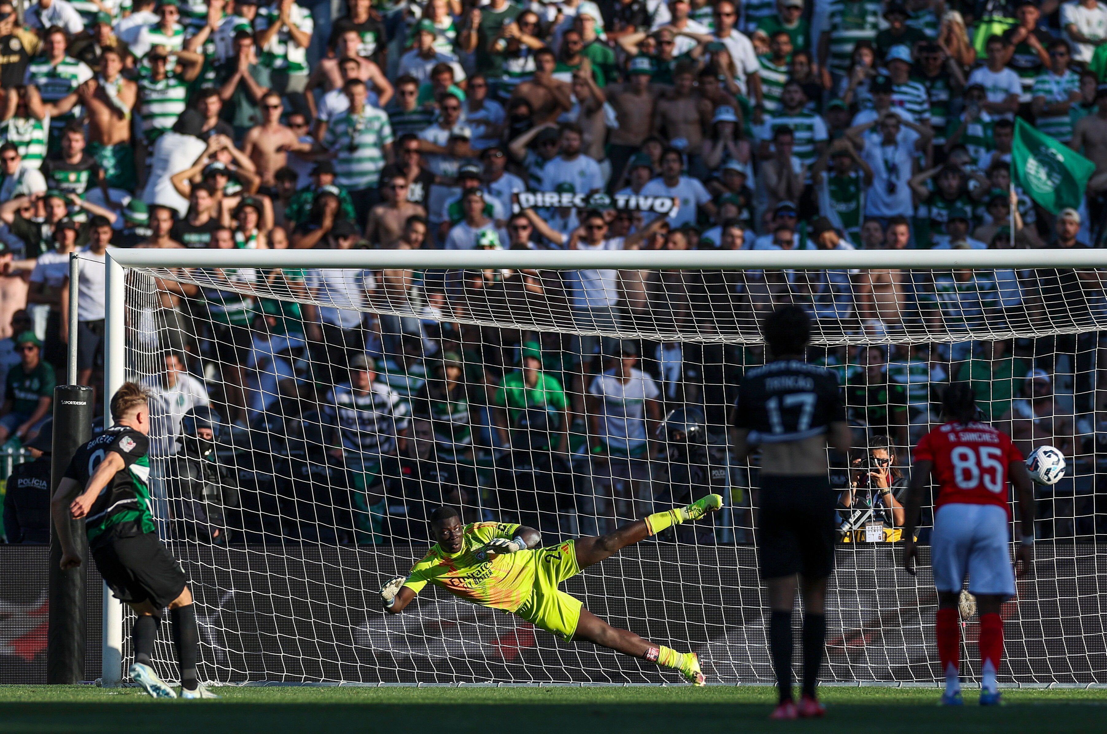 Sporting Lizbon, Benfica'yı yenerek kupayı kaldırdı! - 2. Resim